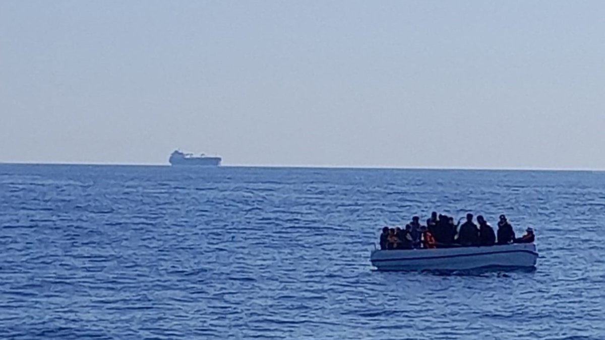 Archivo - Una patera en aguas de Almería en una imagen de archivo.