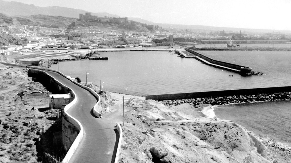 En 1960 se estudió el proyecto de arreglar la carretera de poniente y de habilitar el camino antiguo del cerro del Cañarete en una carretera paisajista con entrada por la Alcazaba o el Cerro de San Cristóbal.