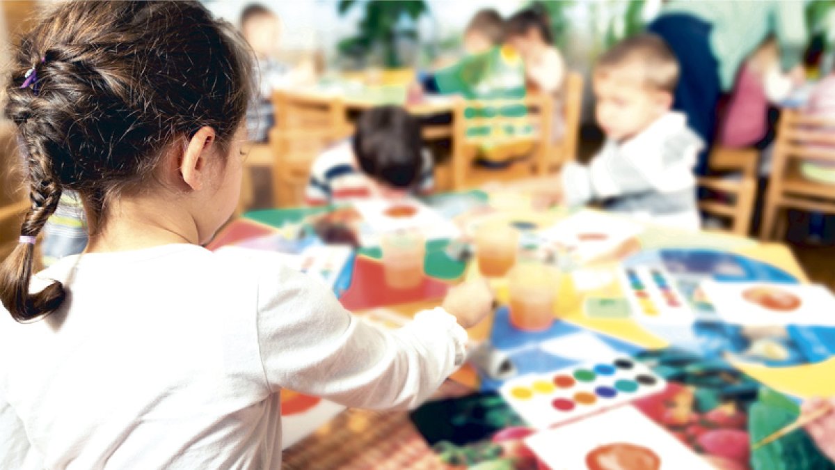 Niña de un curso de infantil, jugando a juegos con el resto de compañeros