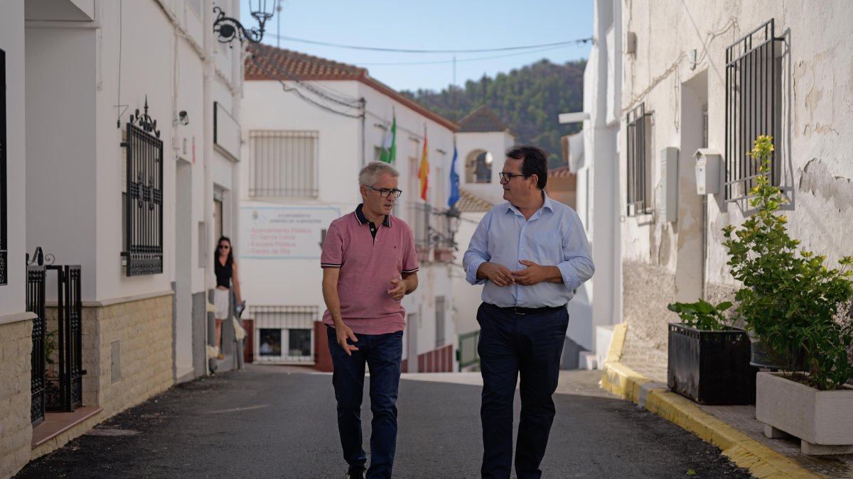 El diputado y el alcalde de Armuña en la calle Castillo.