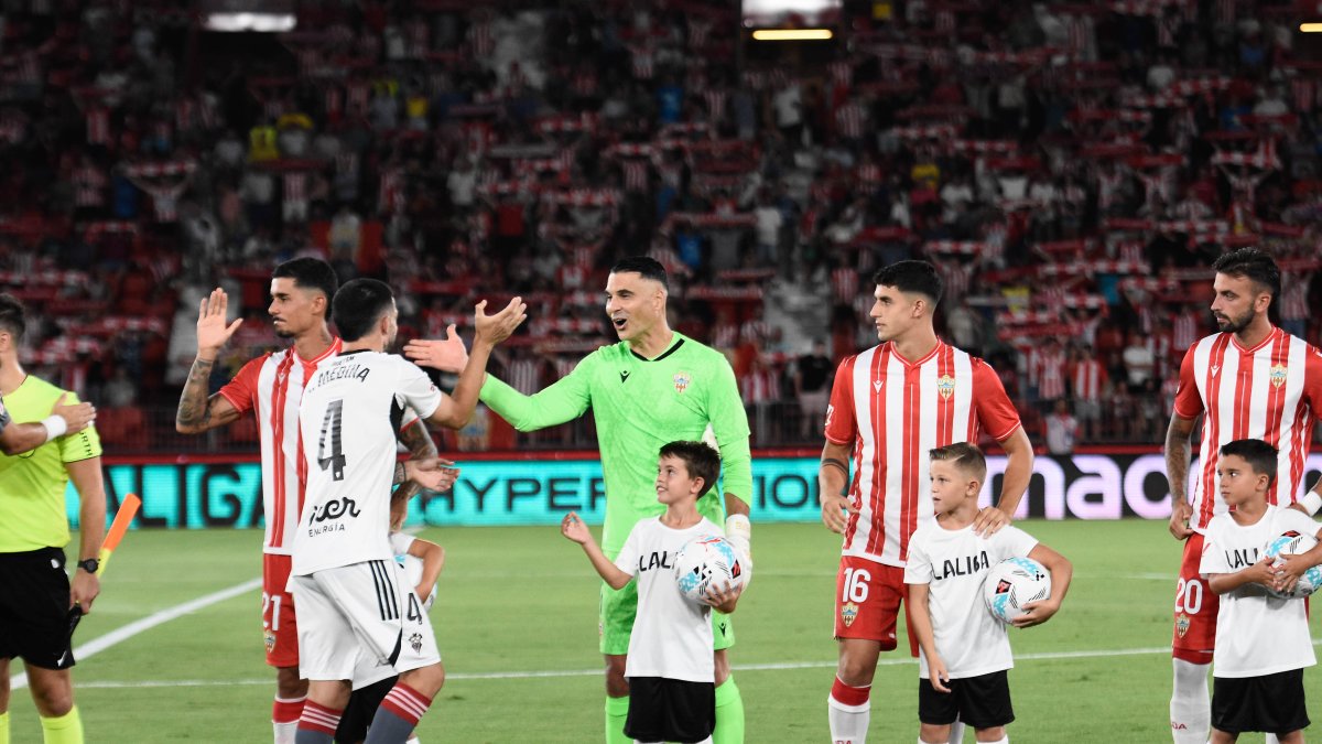 Chumi, Andrés Fernández, Luna y Centelles saludan a los futbolistas del Albacete en el partido de la 1ª jornada.