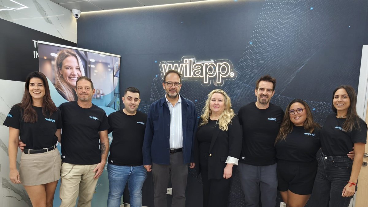El secretario de Estado de Telecomunicaciones e Infraestructuras Digitales, Antonio Hernando, en su visita a la empresa almeriense WillApp Digital.