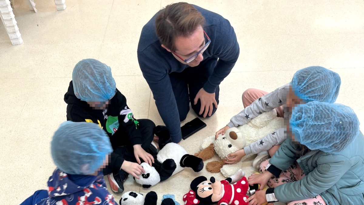Uno de los pediatras de Vithas trabajando con niños.