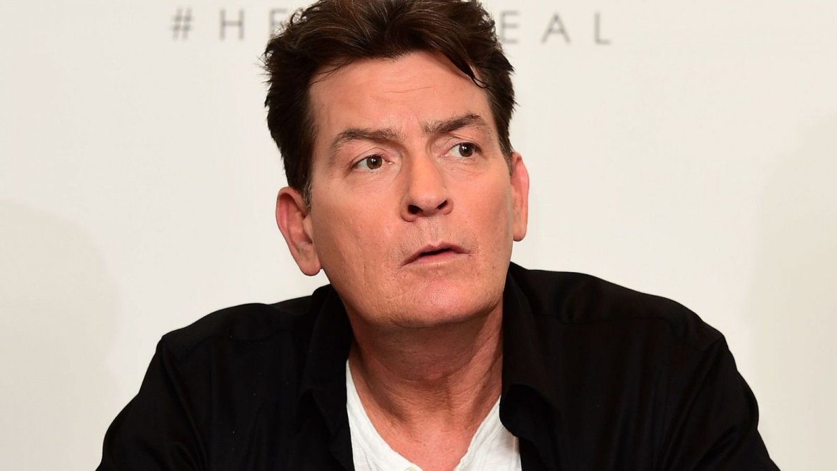 Charlie Sheen desvela los capítulos más oscuros de su vida en sus memorias.