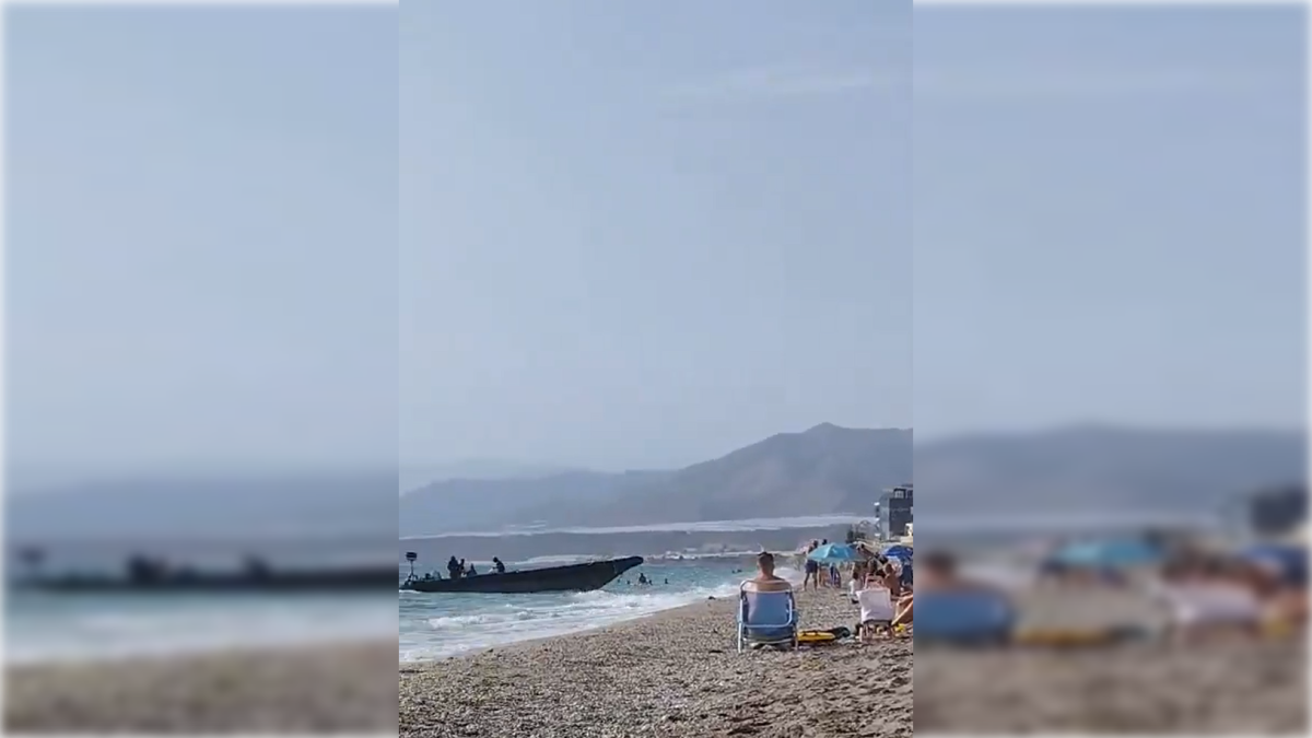 Momento de la actuación de la narcolancha en la playa de Balerma.