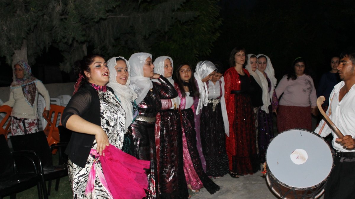 Sara Islán participando en una de las danzas circulares.