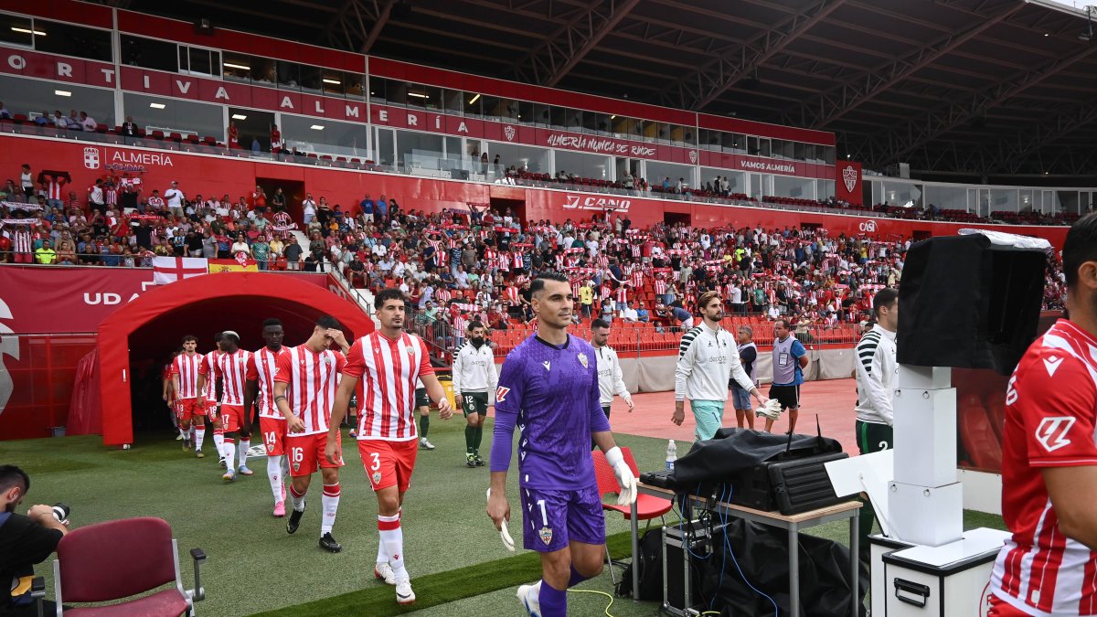 Los futbolistas saliendo al terreno de juego.