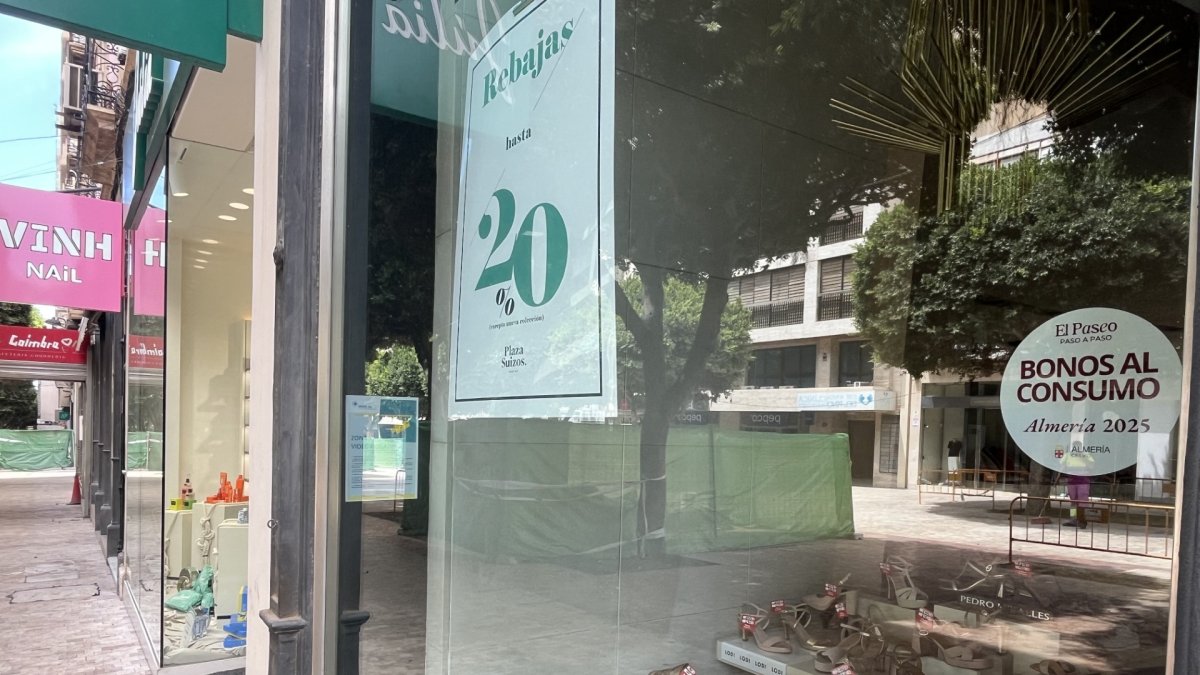 Escaparate de un comercio del Paseo de Almería