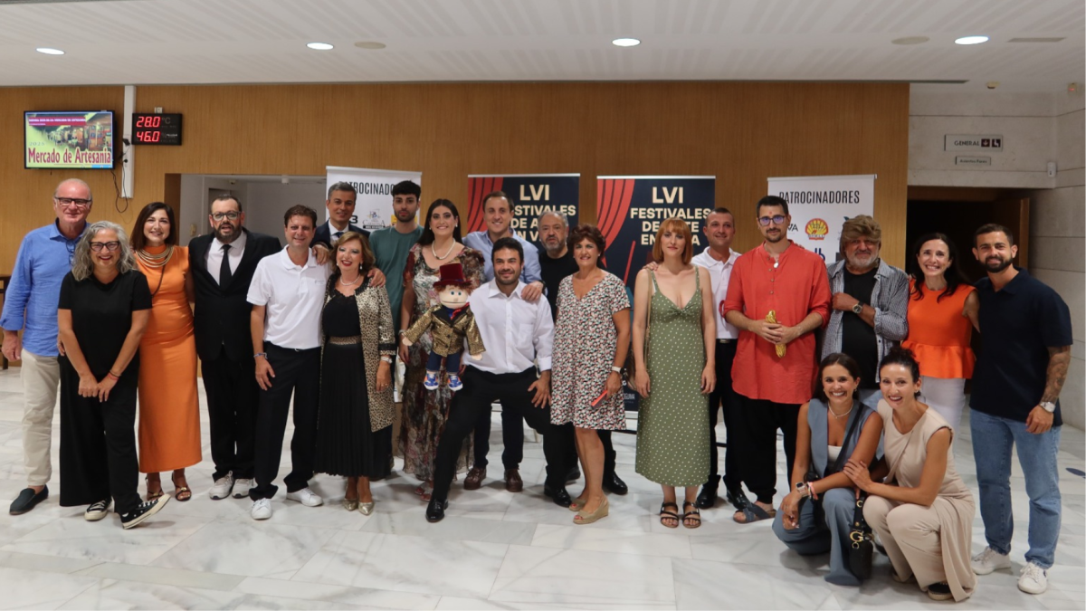 Miembros del equipo de gobierno del Ayuntamiento de Vera junto al elenco de la compañía de teatro de la Hermandad de San Juan Evangelista.