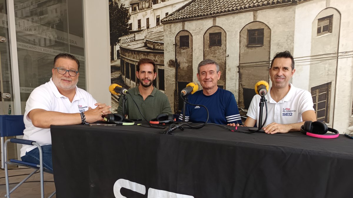 El alcalde de Adra, Manuel Cortés, y el edil de Seguridad Ciudadana, José Crespo, en su entrevista junto a Alfredo Casas y Fran García.