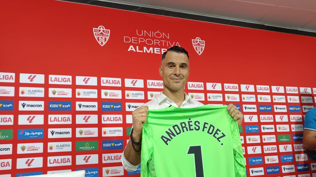 Andrés Fernández (38 años) ha firmado con el Almería para llevarlo a Primera.