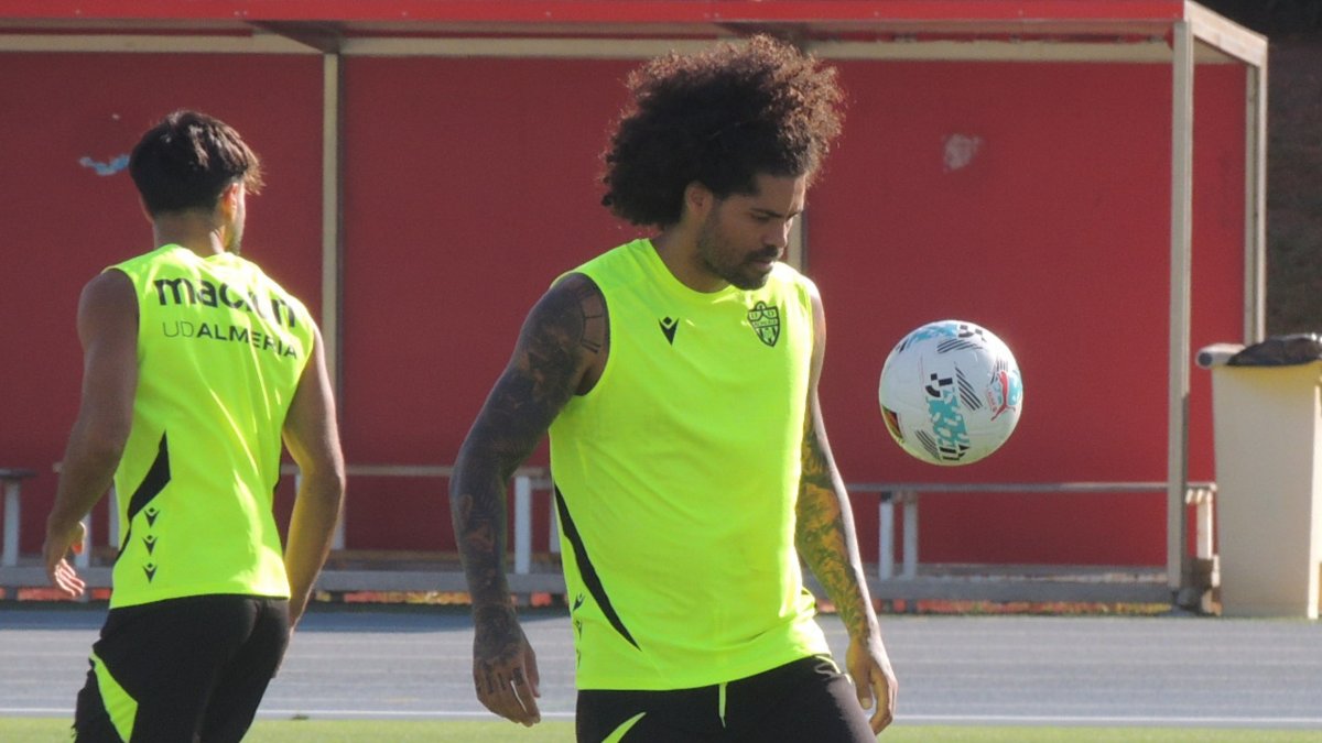 Aridane Hernández sigue entrenando con el Almería a la espera de que se formalice la inscripción.