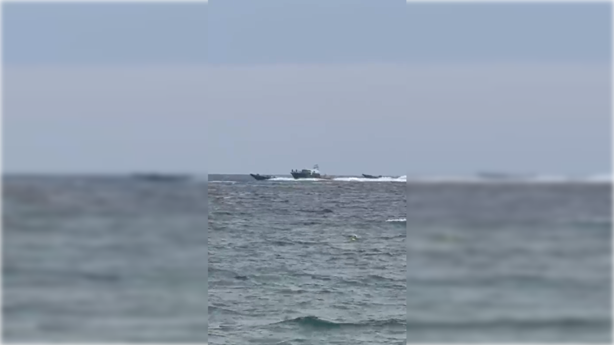 Fragmento del vídeo grabado por bañistas en el que se ve a las narcolanchas esquivando a la patrullera de la Guardia Civil.