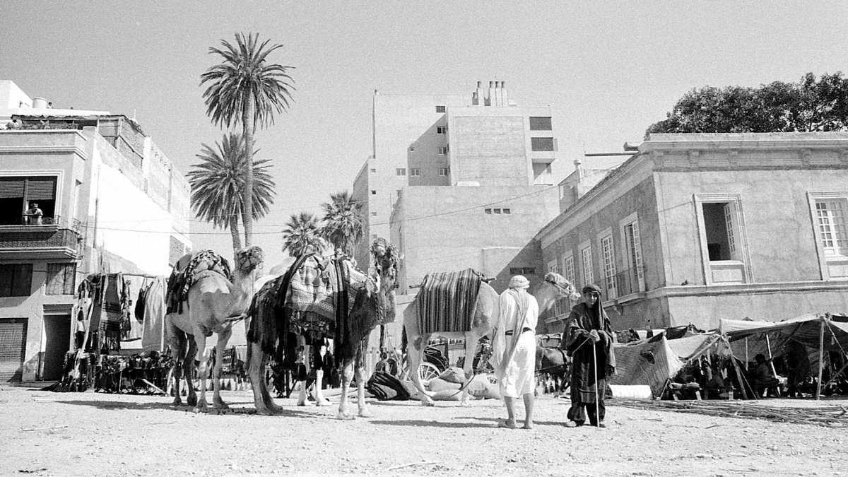 Solar del Hogar de Pedro Jover con los edificios de la calle Atarazanas al fondo, durante el rodaje de la película El Viento y el León en el año 1974.