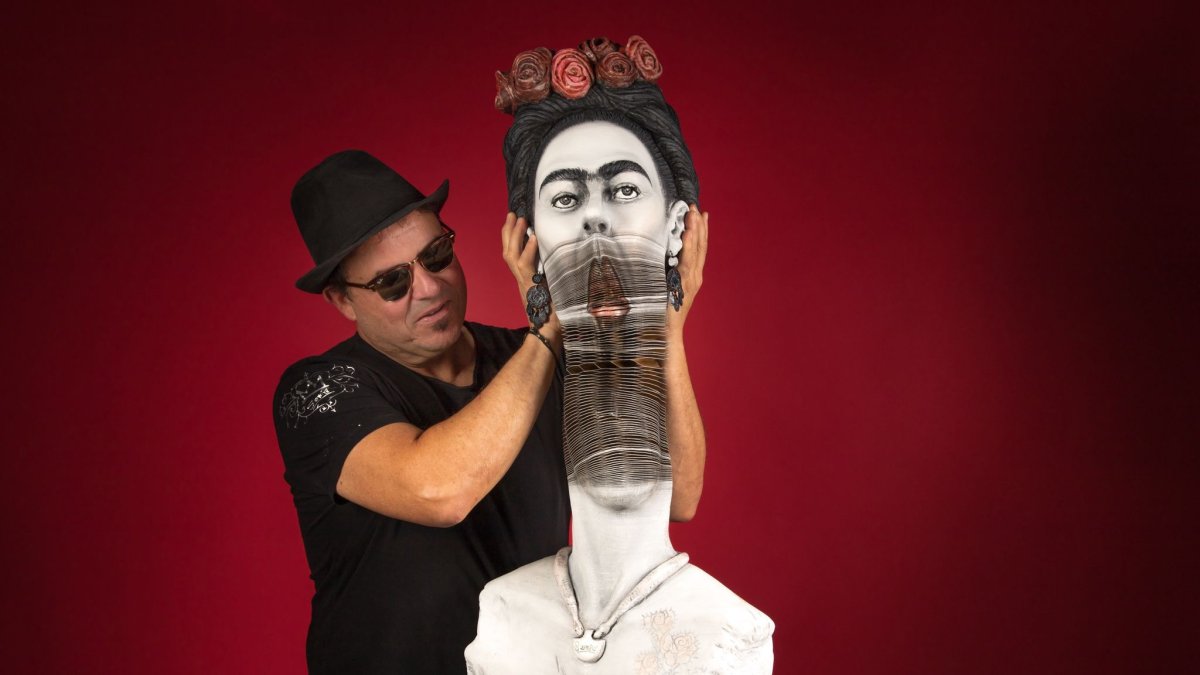 Féliz Semper junto a una de sus obras.