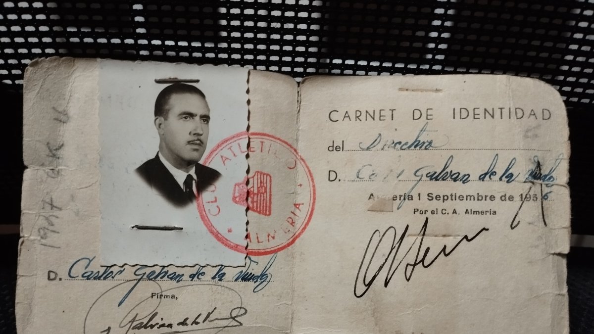 El carnet de médico de un Almería de Segunda División adelantado a su tiempo.