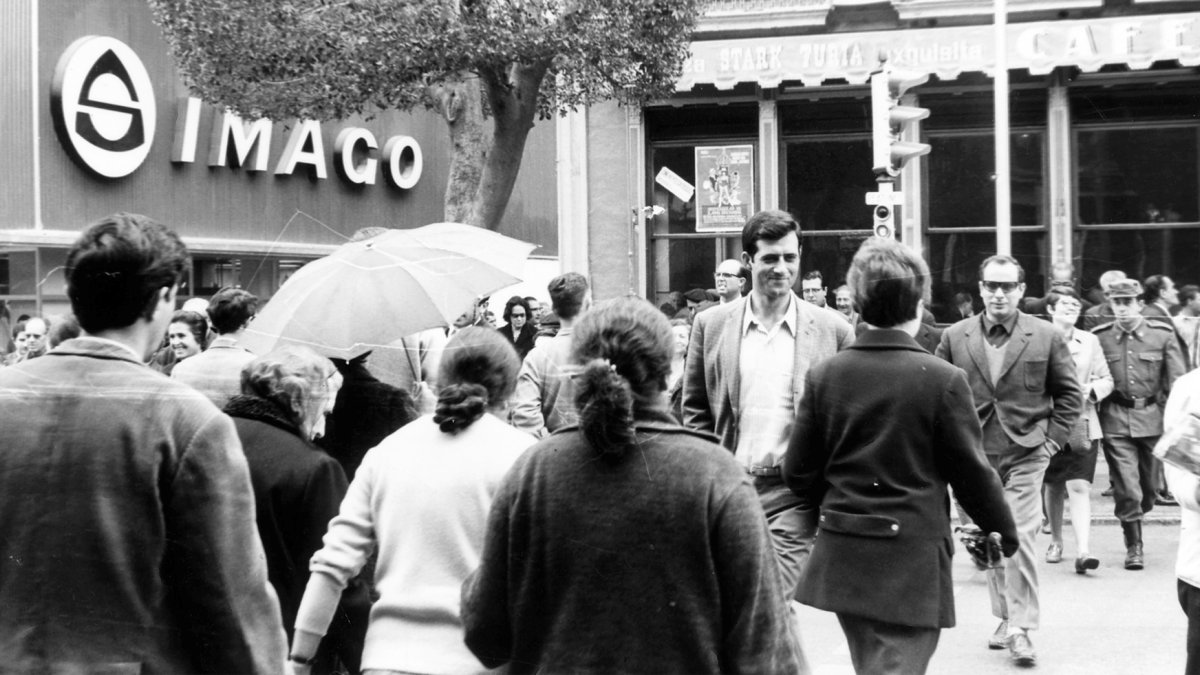 El Paseo en 1968 era un hervidero de gente y costaba trabajo en horas puntas transitar por sus aceras. Acababa de abrir Simago y enfrente seguía vigente el Café Español, haciendo esquina con la calle Castelar.