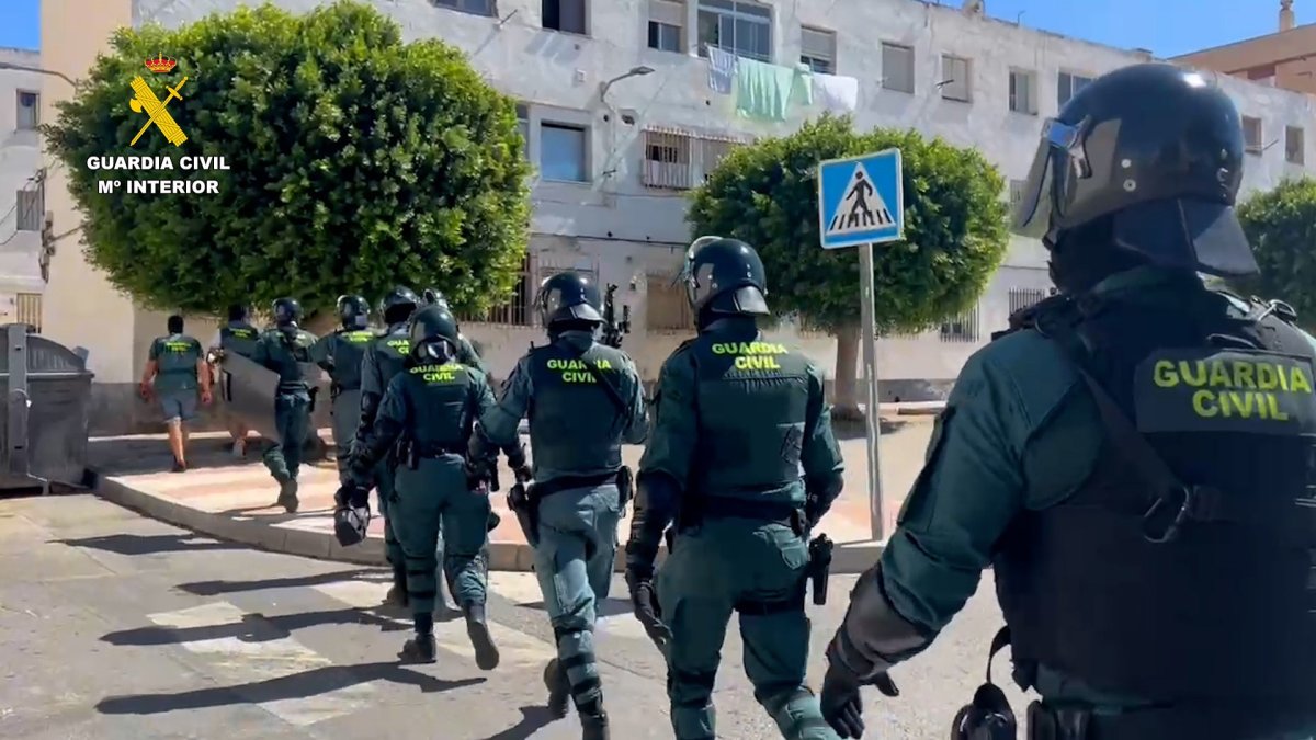 Efectivos de la Guardia Civil en una operación en la barriada de Las 200 Viviendas de Roquetas de Mar.