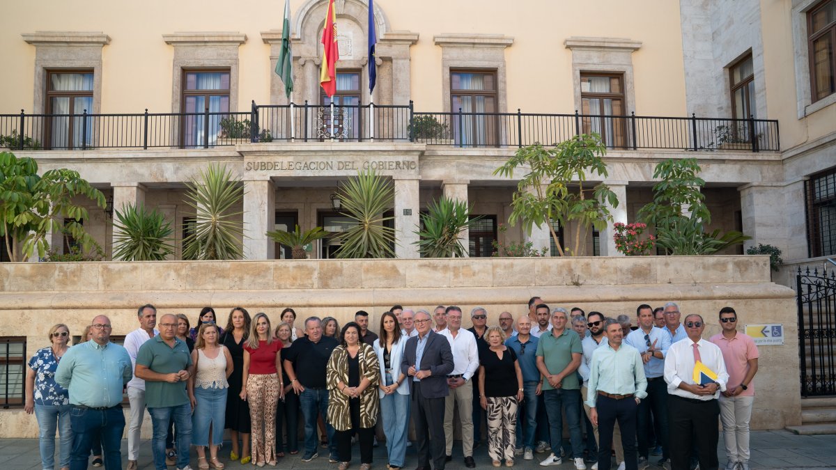 Más de 40 alcaldes de la Almería rural se han concentrado ante la puerta de la Subdelegación del Gobierno.