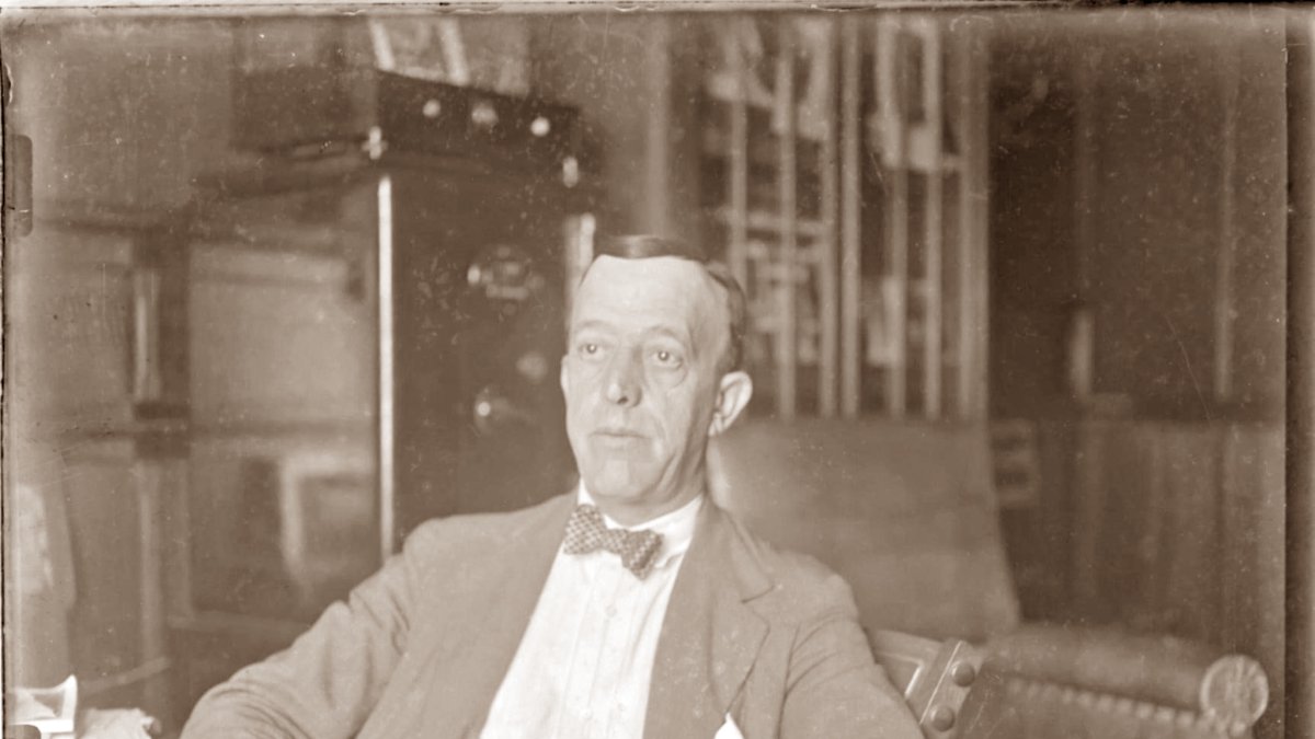 José Sánchez Entrena en su despacho de la Diputación Provincial en 1925.