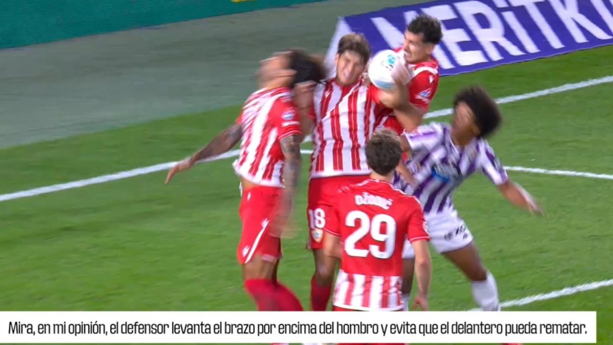 La acción más polémica de la noche en el 'José Zorrilla'. Aquí se pitó penalti de Bonini por mano.