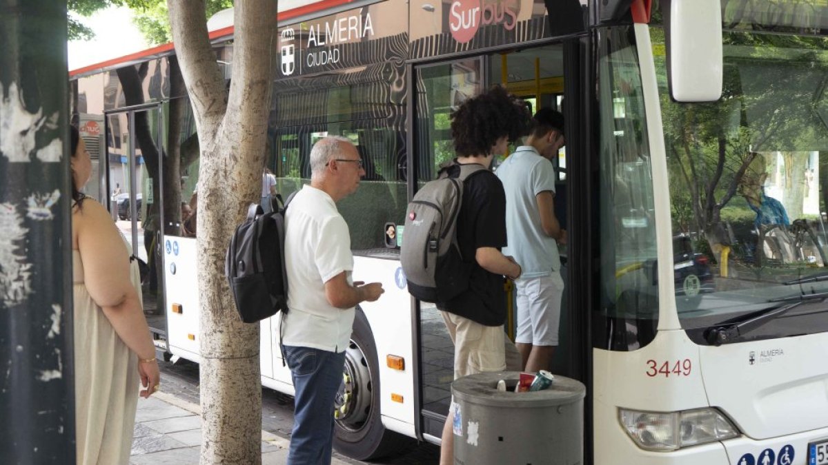 Usuarios accediendo a un autobús urbano de Surbus en Almería.
