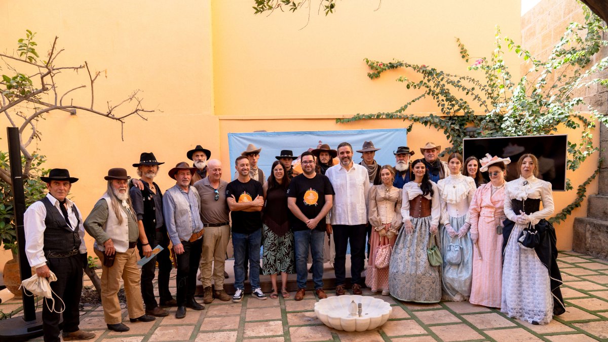 Aficionados al wéstern arropan en el Patio del Mandarino a los organizadores del AWFF 2025 y a las empresas e instituciones que colaboran.