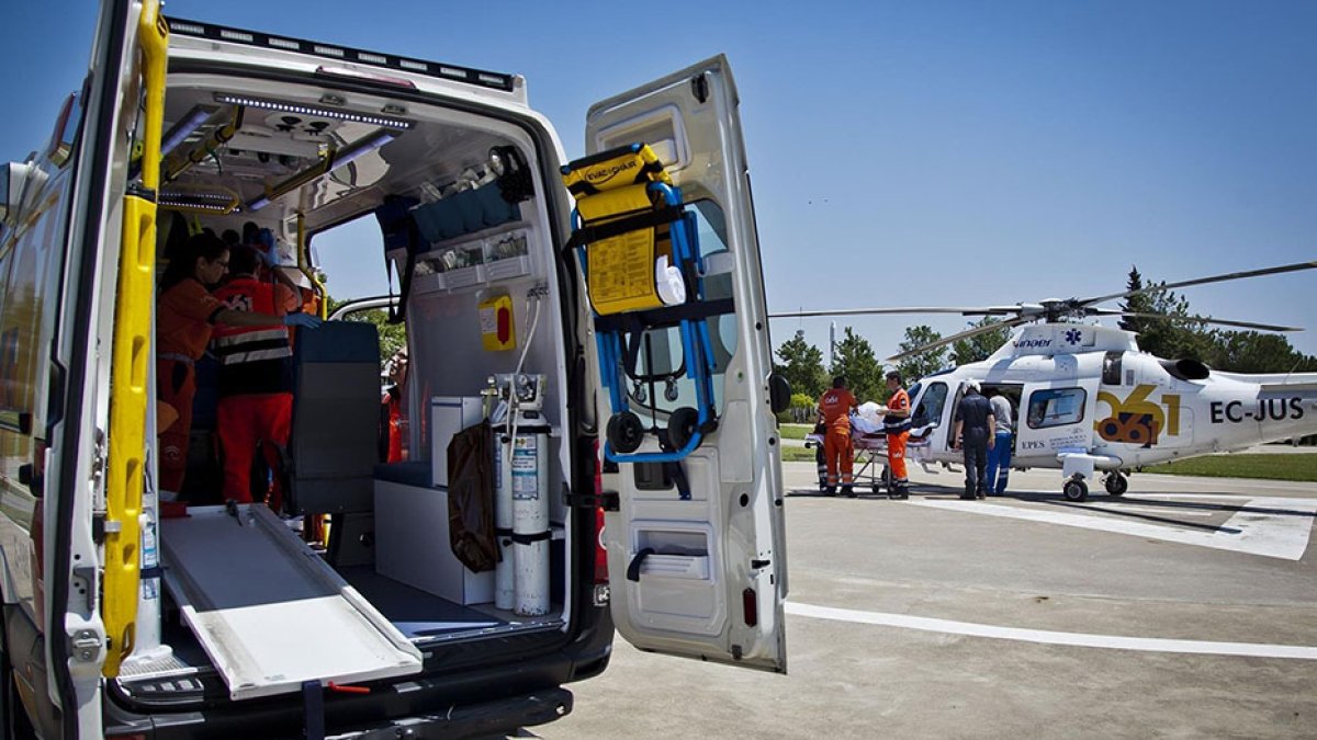 Imagen de archivo de una ambulancia y un helicóptero sanitario.