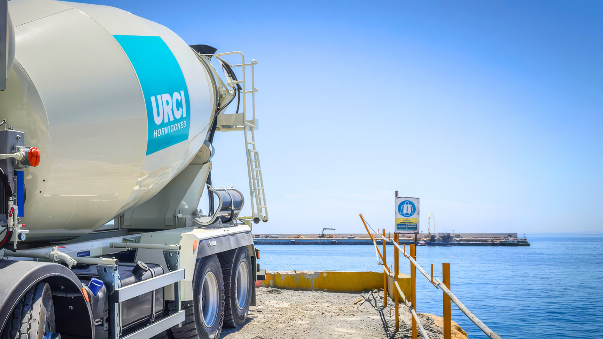 Un camión de Urci en el Muelle de Pechina de la capital.