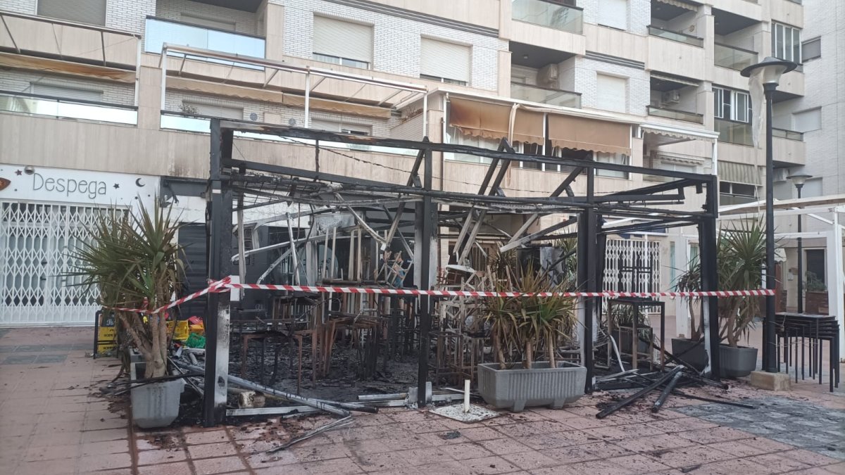 La terraza del Bar Bahía ha quedado totalmente calcinada.
