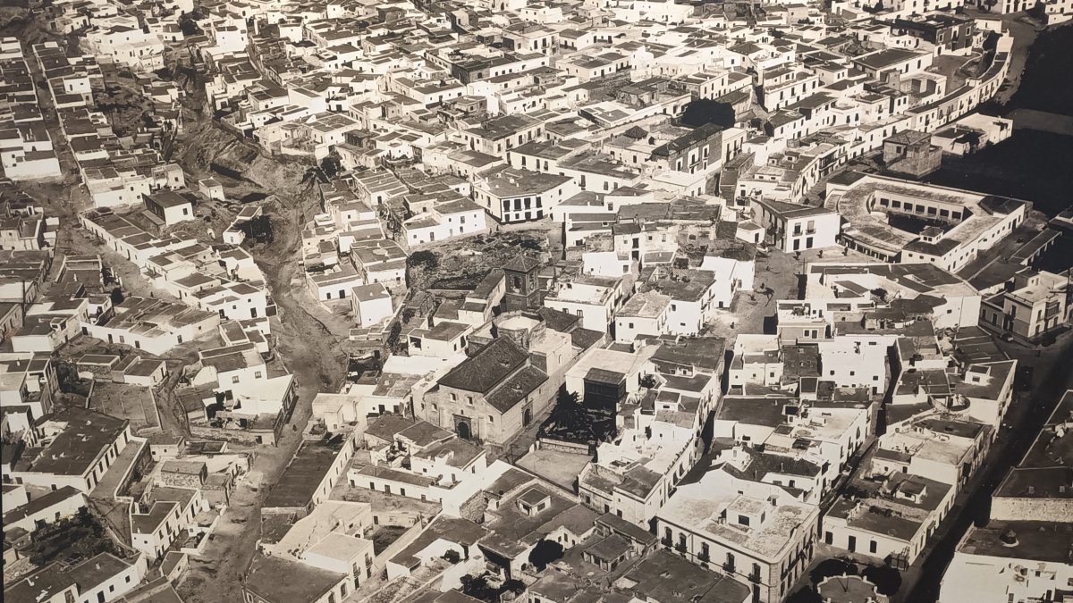 Vista aérea del núcleo primitivo y el Barrio de Adra, años 60.
