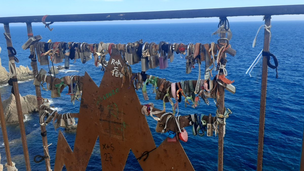 Candados, mensajes y pulseras en el punto cero del Parque Natural de Cabo de Gata