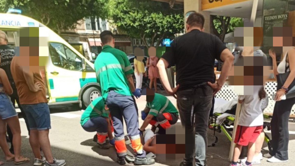 Sanitarios atienden a la mujer atropellada.