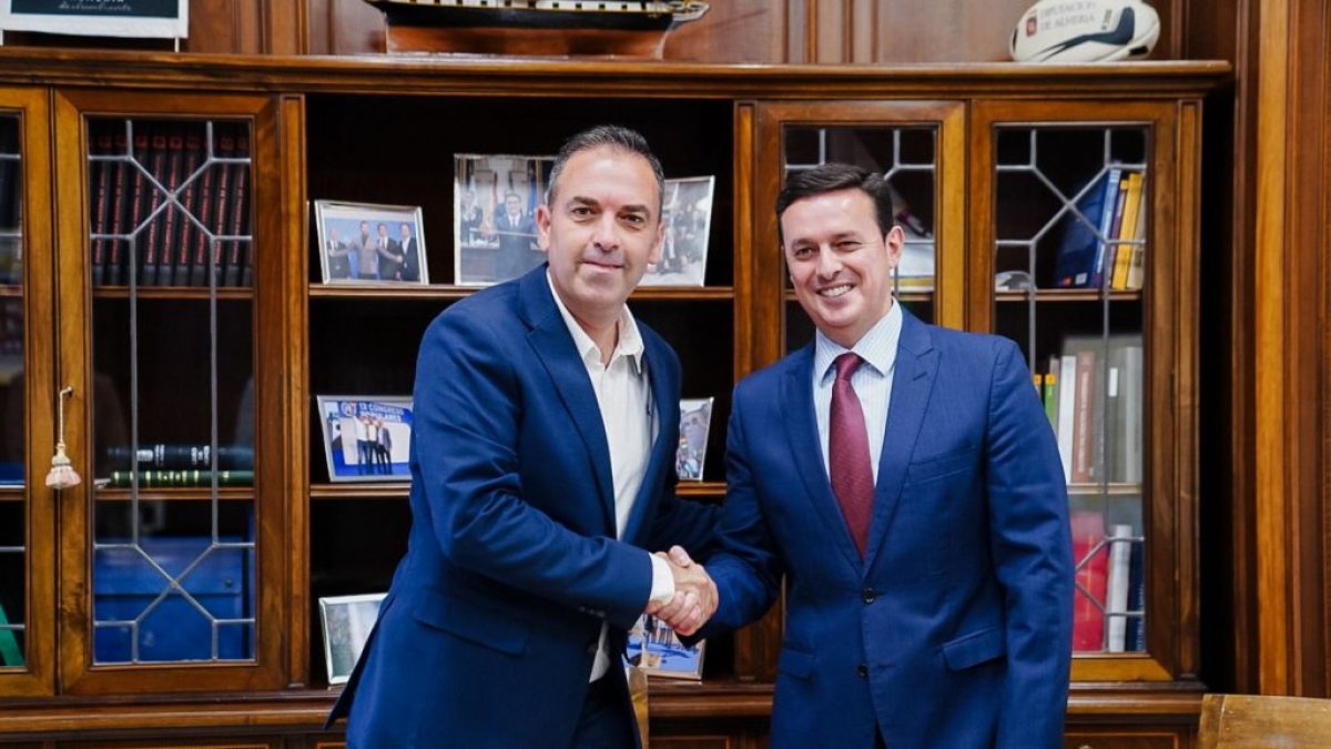 El alcalde de Antas, Pedro Ridao, y el presidente de la Diputación, Javier A. García, durante una de sus reuniones.