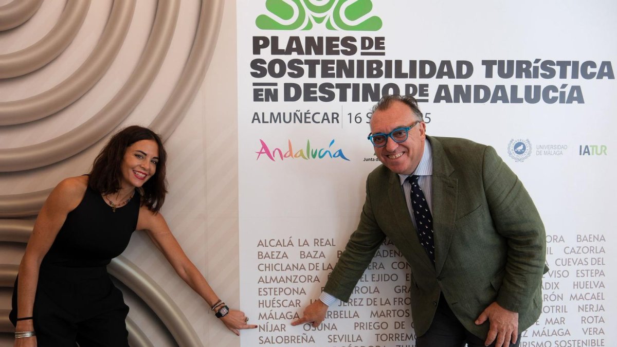 María José Herrada, concejal de Fondos, Proyectos Estratégicos y Relaciones Institucionales del Ayuntamiento de Níjar, y el consejero de Turismo, Comercio y Deporte de la Junta de Andalucía, Arturo Bernal  