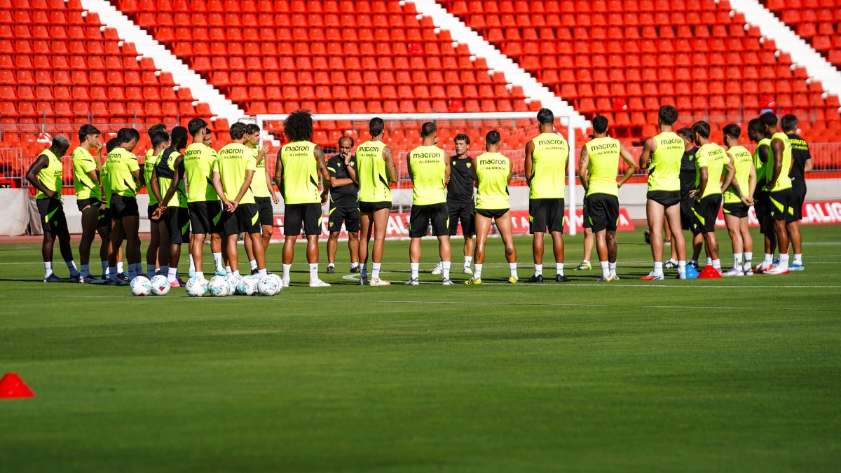 Charla de Rubi a la plantilla en el Estadio de los Juegos Mediterráneos.