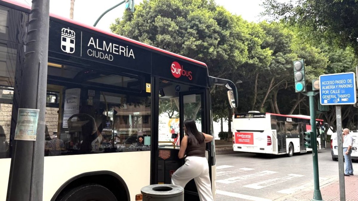 Usuarios acceden a los autobuses urbanos de Surbús en pleno centro de Almería, en una red diaria que conecta barrios, servicios y personas.