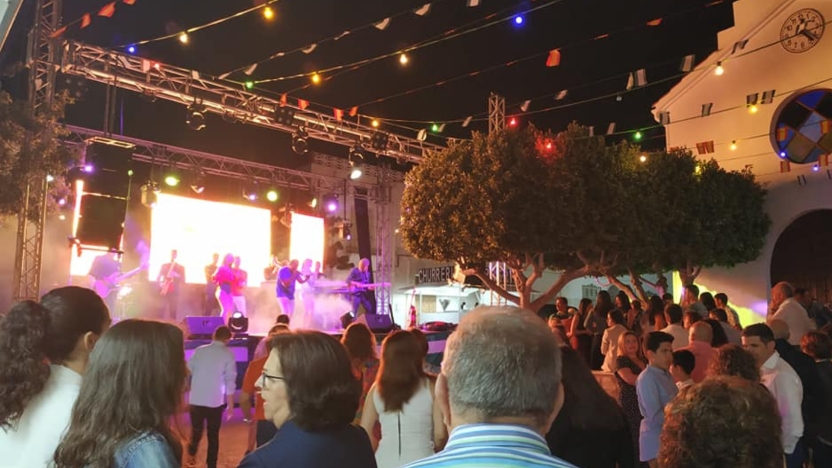 Un momento en el baile de las fiestas de Lucainena.