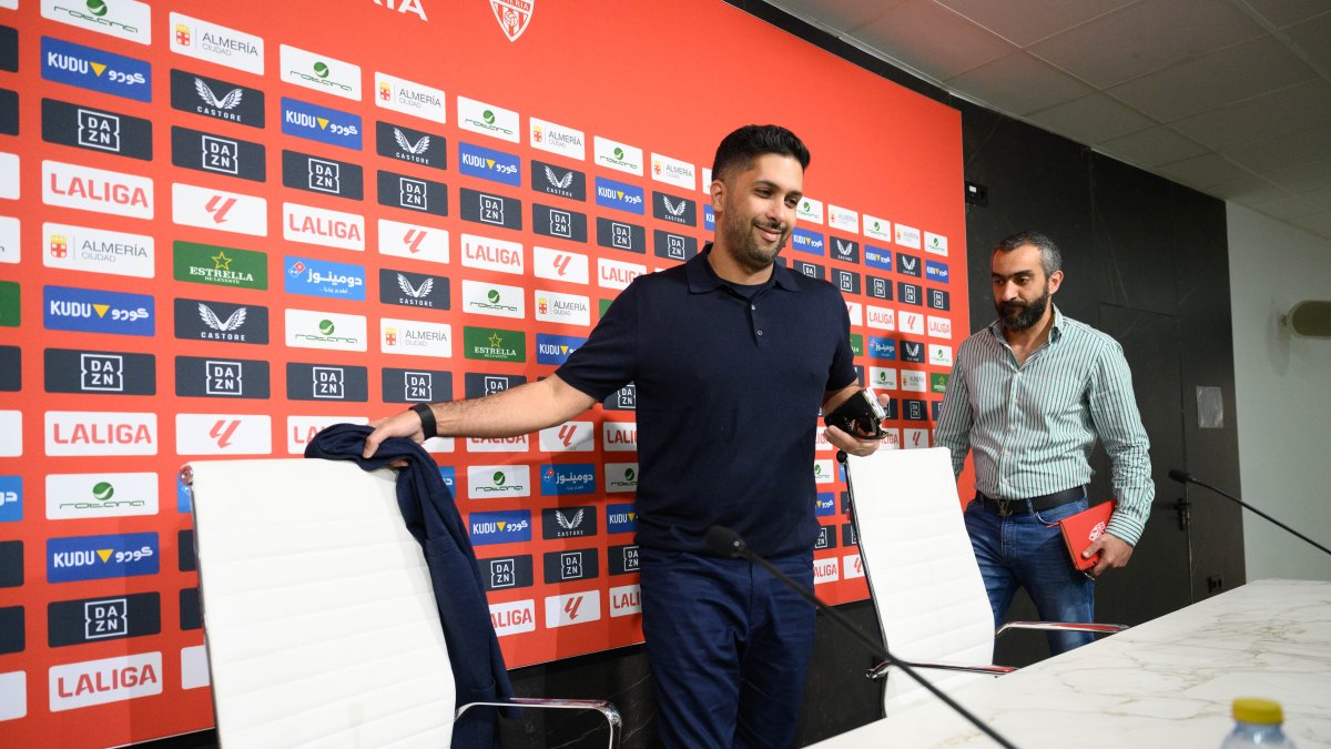 El presidente del Almería con el CEO del club en la sala de prensa del Estadio de los Juegos Mediterráneos.