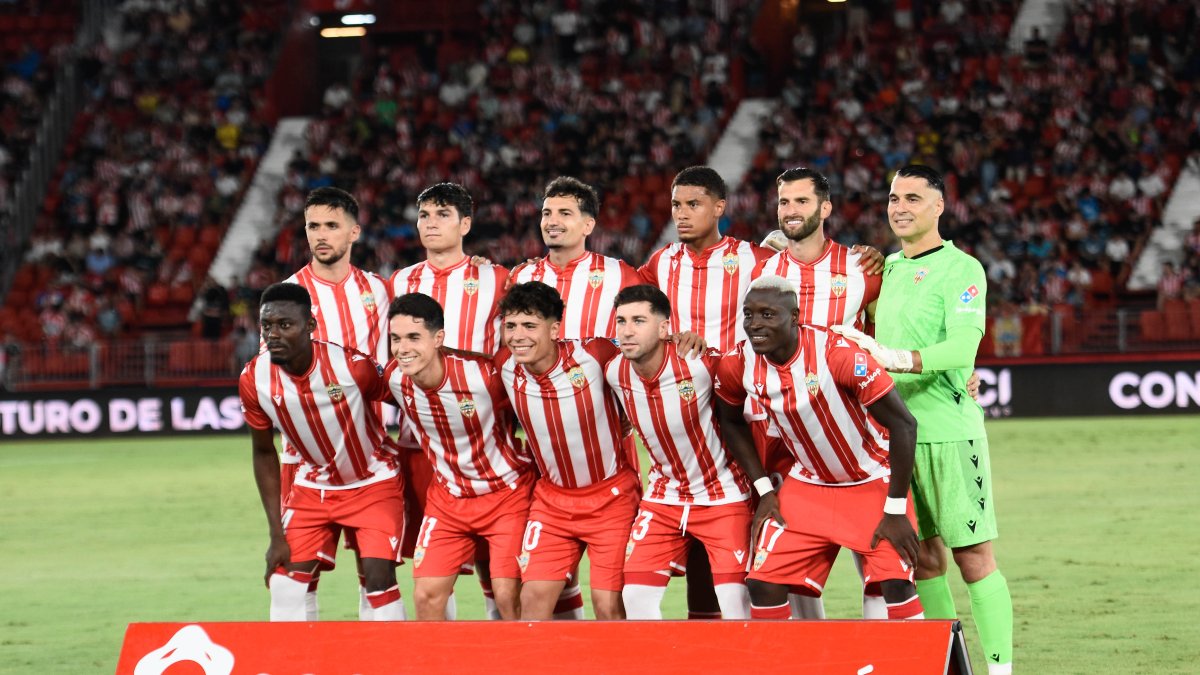 El once del Almería tiene una estrella con aroma a Primera.