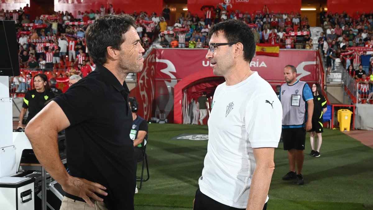 El saludo entre dos entrenadores comedidos que saben medir las palabras.