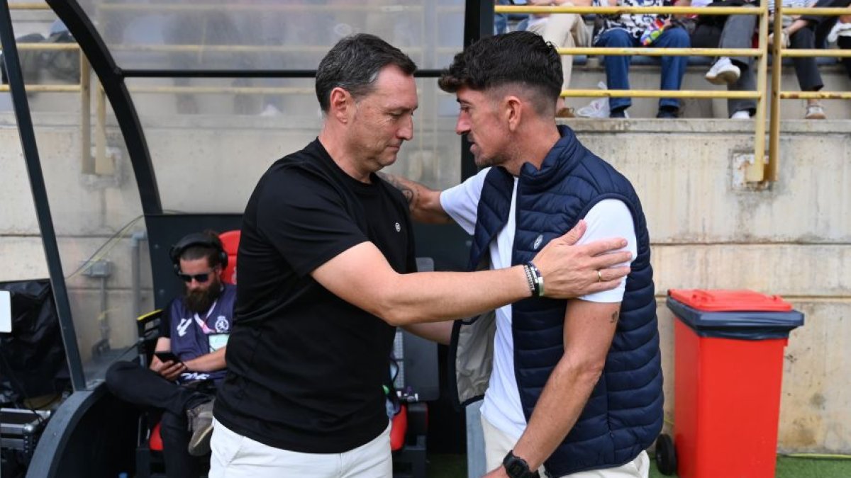 Raúl Llona saluda a Pablo Hernández en el iba a ser su último partido con la Leonesa.