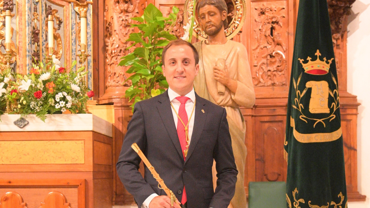 El alcalde, Alfonso García Ramos, junto a San Cleofás, patrón de Vera.