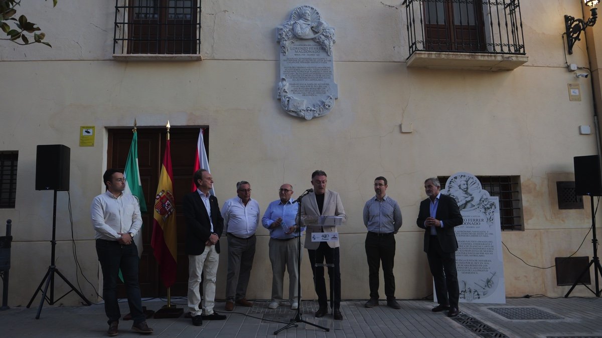 Acto de homenaje a Lorenzo Ferrer Maldonado bajo la placa instalada en su memoria en Berja.