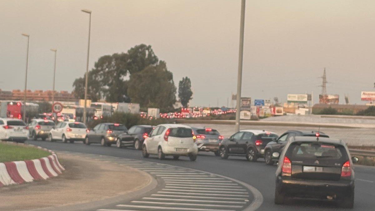 Colas a la entrada de la ciudad por la zona de Levante