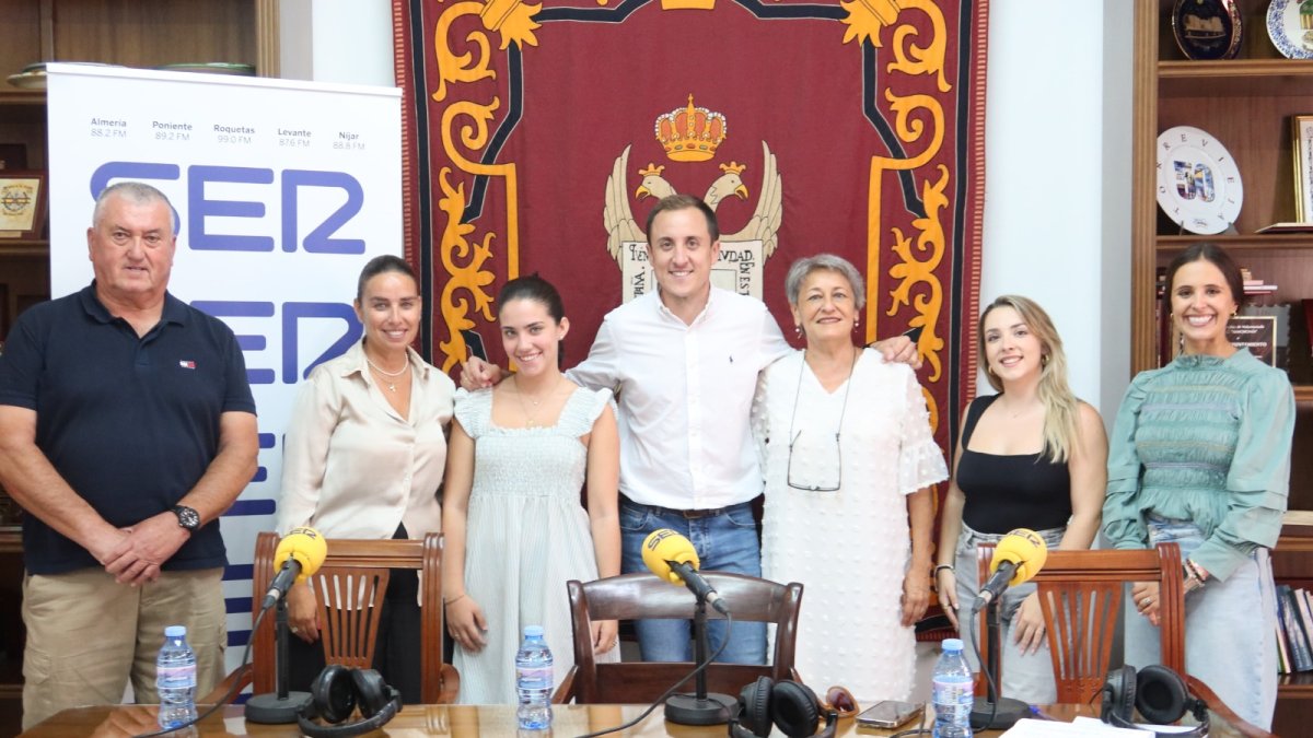 Miguel Ángel García, Cristina Ramírez, Marta Núñez, el alcalde de Vera, Alfonso García, Francisca Soler, Rocío Sánchez, Antonia Marín.
