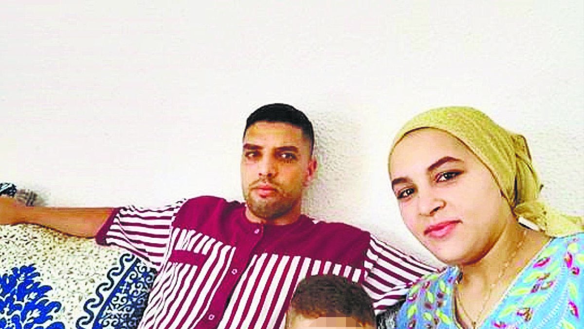 El Houcine Nmeg, con su esposa e hijo, lleva 18 años trabajando en España.