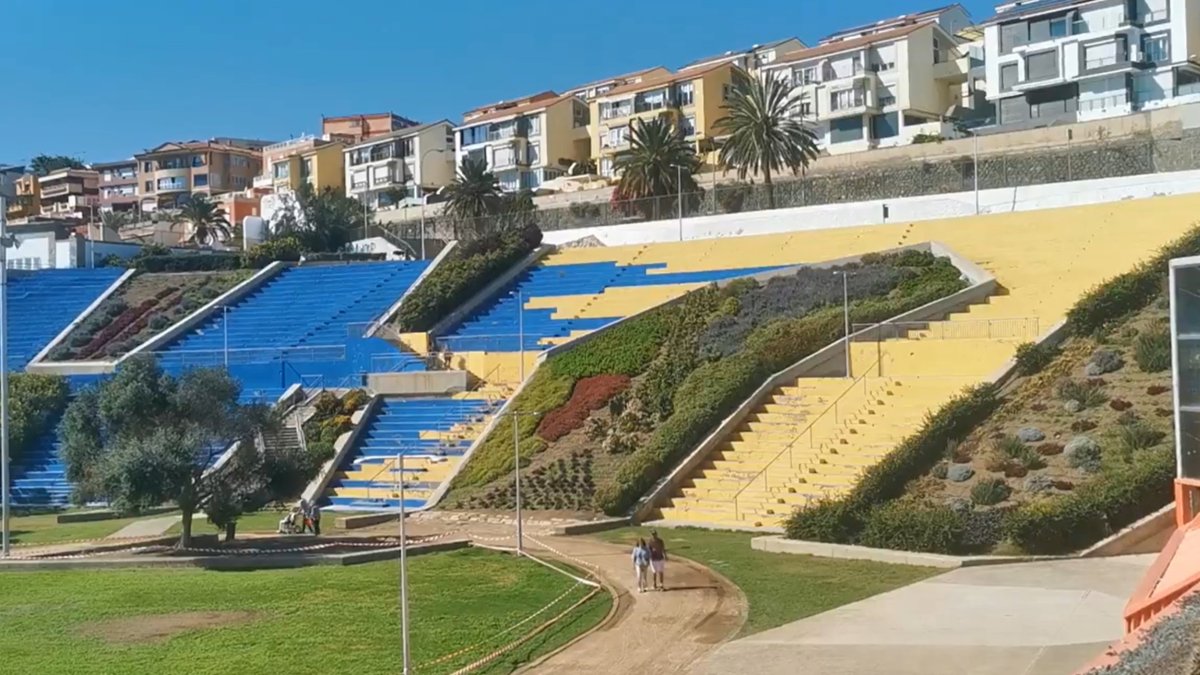 La antigua grada de fondo del Insular todavía permanece en pie como parte del nuevo parque urbano.