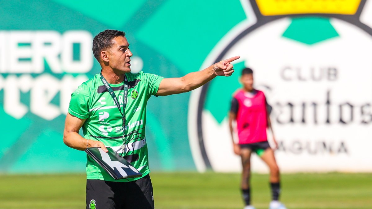El míster almeriense del Santos Laguna mexicano en un entrenamiento.