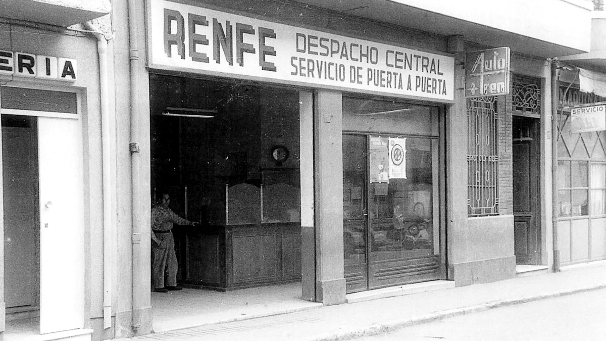 A mediados de los años 50 Renfe estableció su despacho central en la calle Rueda López, junto a la sastrería de Juan Marín.